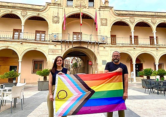 La concejala del PSOE sostiene la bandera LGTBI junto al presidente de la asociación Lorcaíris, Enrique Olcina, ante el Ayuntamiento.