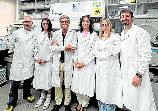 De izquierda a derecha, los investigadores David Beltrán Riquelme, Maria Dolores Frutos Lisón, Francisco Tomás Barberán, Rocío García Villalba, Maria Teresa García Conesa y Carlos Javier García Hernández-Gil.