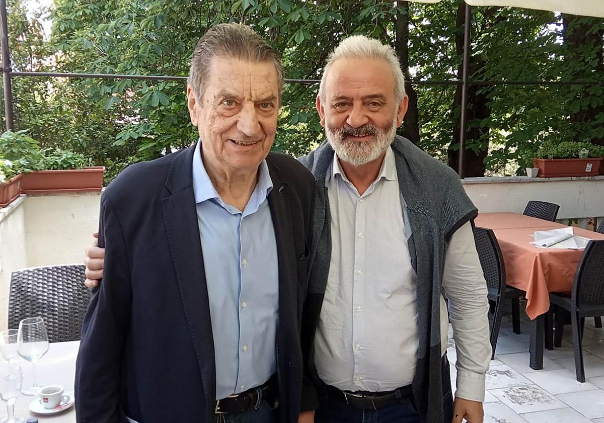 Imagen principal - Arriba: Magris y Ladrón de Guevara 2024. Abajo, Magris en el mirador del sendero en Duino y dando un paseo por Trieste.