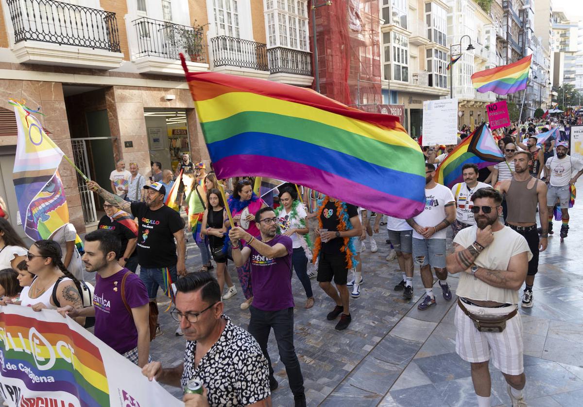 Participantes en el Orgullo LGTBIQ+ pasando por la calle del Carmen, con banderas y pancartas.