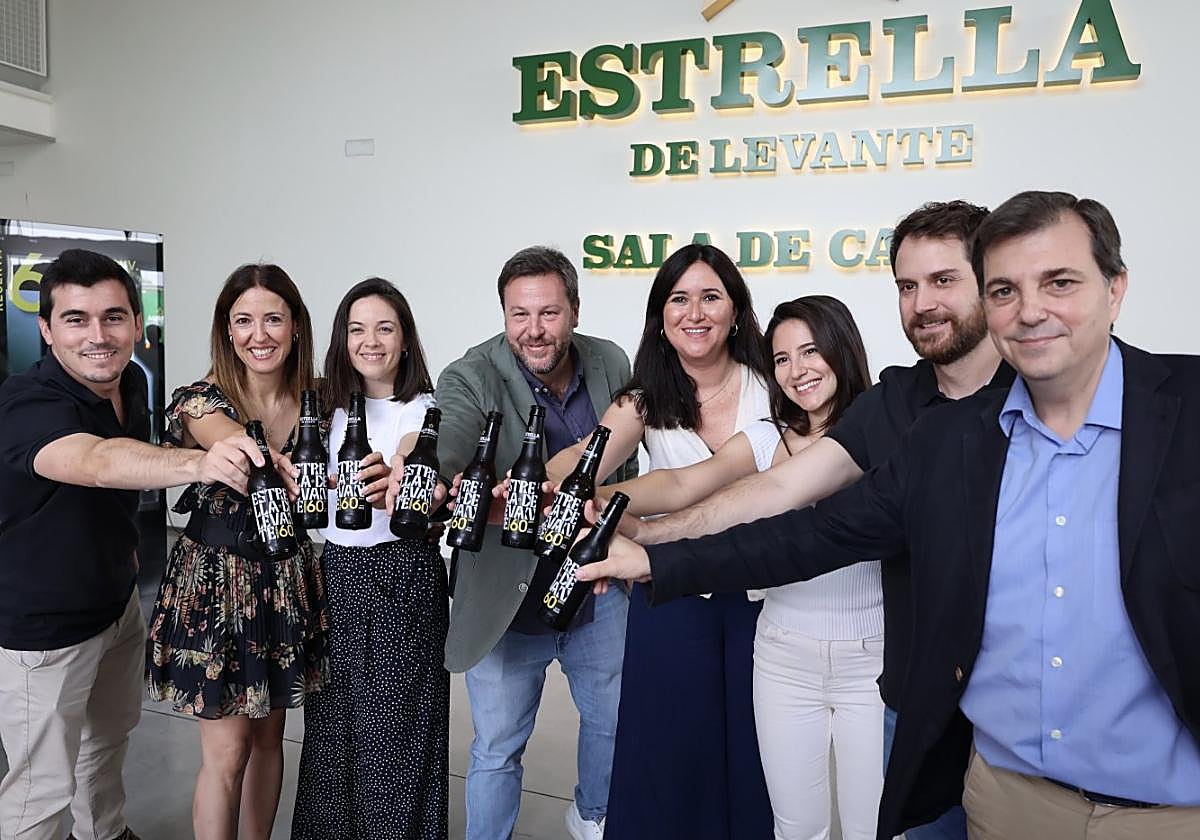 El equipo de Estrella de Levante brindando con la nueva Reserva 60 Aniversario.