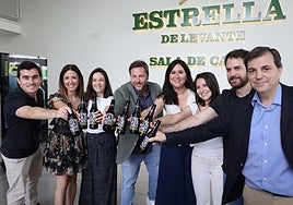 El equipo de Estrella de Levante brindando con la nueva Reserva 60 Aniversario.