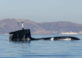 El 'Isaac Peral' emerge, en una navegación frente a Cartagena.