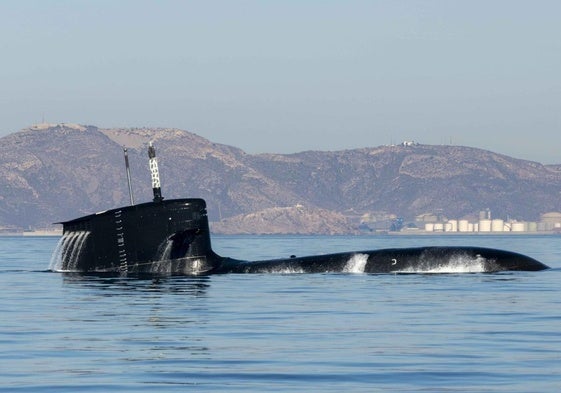 El 'Isaac Peral' emerge, en una navegación frente a Cartagena.