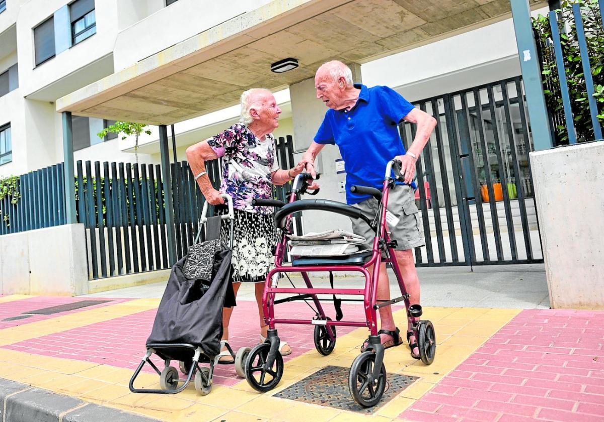 Hermanos. Carmen Rivera y su hermano Antonio, de 91 y 93 años, en la puerta de la residencia donde vive el segundo.