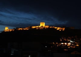 Iluminación nocturna del Castillo, en la que queda fuera la zona del Parador Nacional de Turismo.