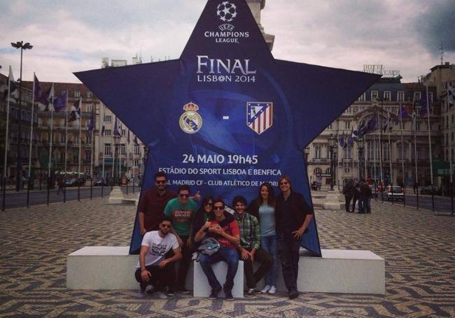 Lisboa 2014. Pablo y Manolo, con otros madridistas, en la capital de Portugal, donde su equipo goleó al Atlético.