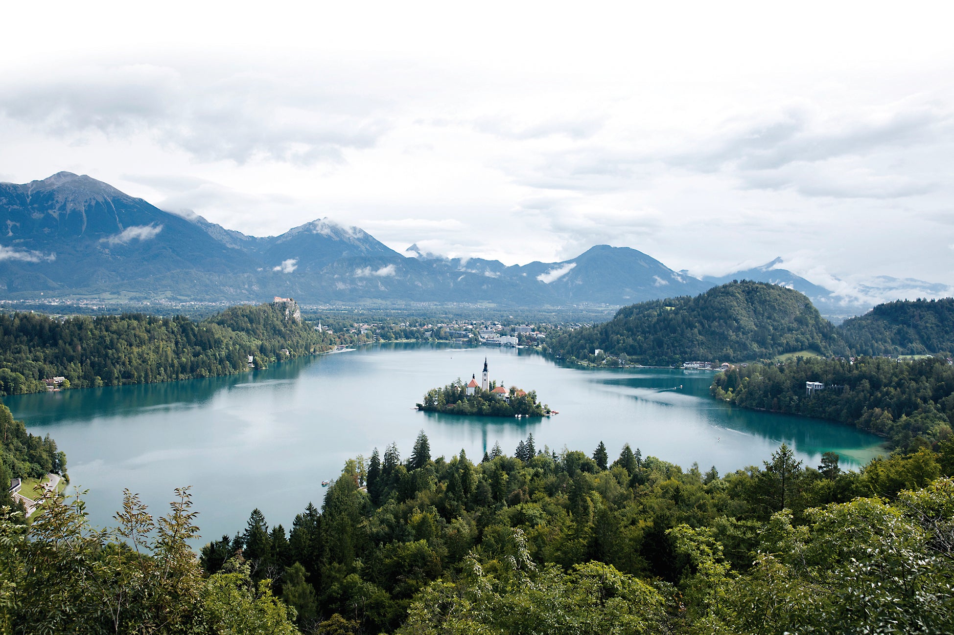 Imagen principal -  1. Lago de Bled. Donde se puede visitar su isla central con la iglesia de la Asunción y a la que se puede acceder en barco. Sobre el lago vigila el castillo de Bled. 2. Costa Adriática. Piran es un pueblecito costero de calles estrechas y empedradas con edificios estilo veneciano en su centro histórico. Uno de los sitios más visitados de la costa. 3. Lubliana.Ciudad adoquinada y señorial cruzada por el río Liublianica, plagado de cafeterías y restaurantes en bullicio constante. Destaca su castillo, que se alza majestuoso sobre la ciudad.