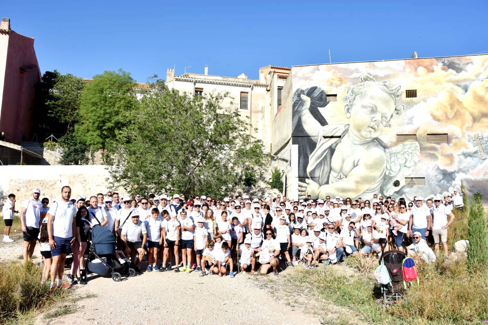 Los peregrinos del Grupo Reina a la llegada a la ciudad, cerca del Museo de la Fiesta.