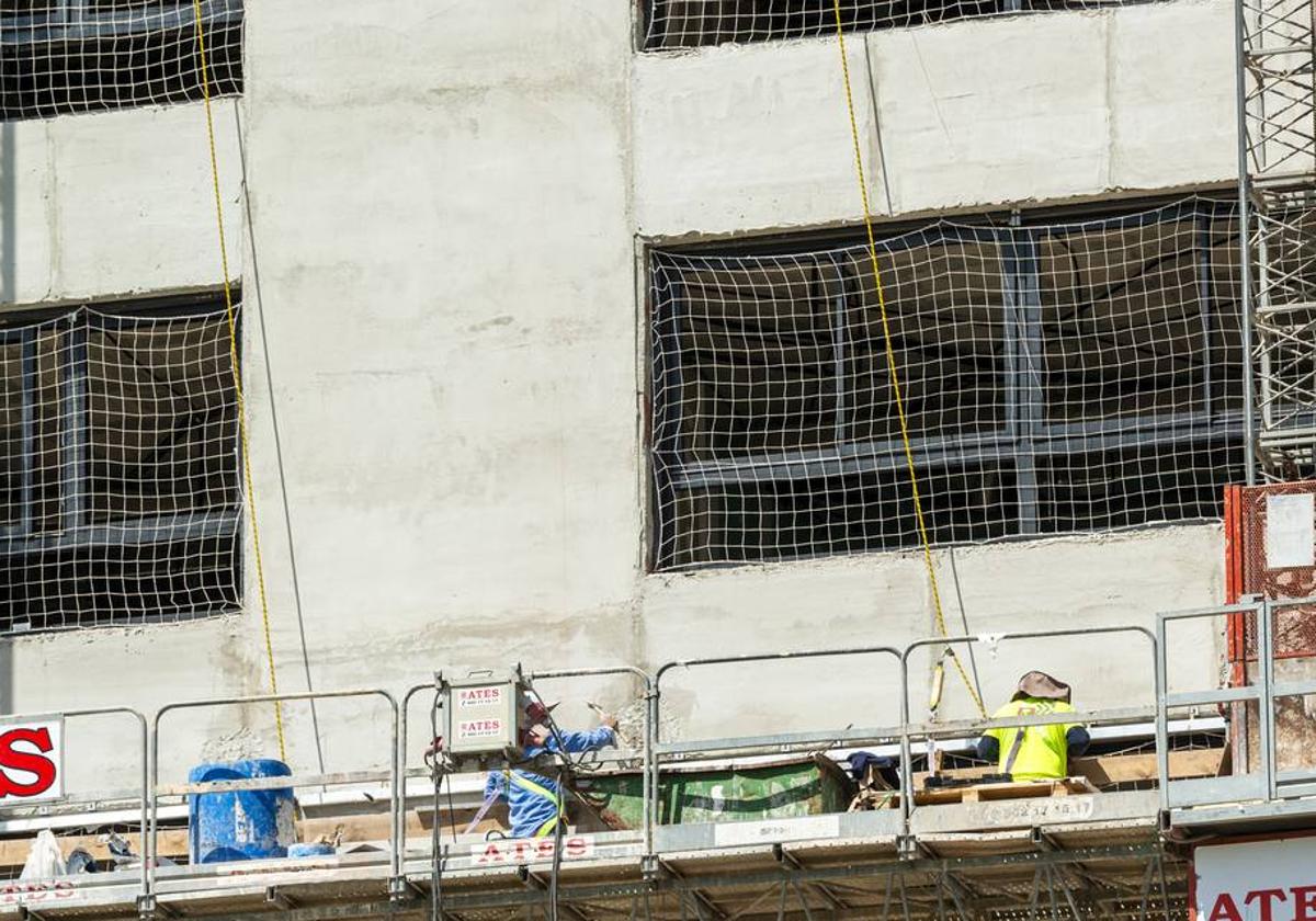Un edificio en plena construcción en la zona norte de Murcia.