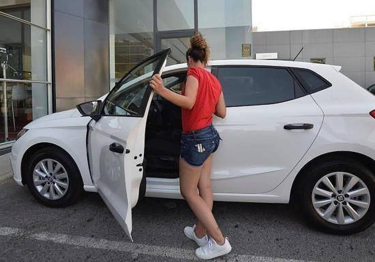 Una mujer se sube a un coche, en una imagen de archivo.