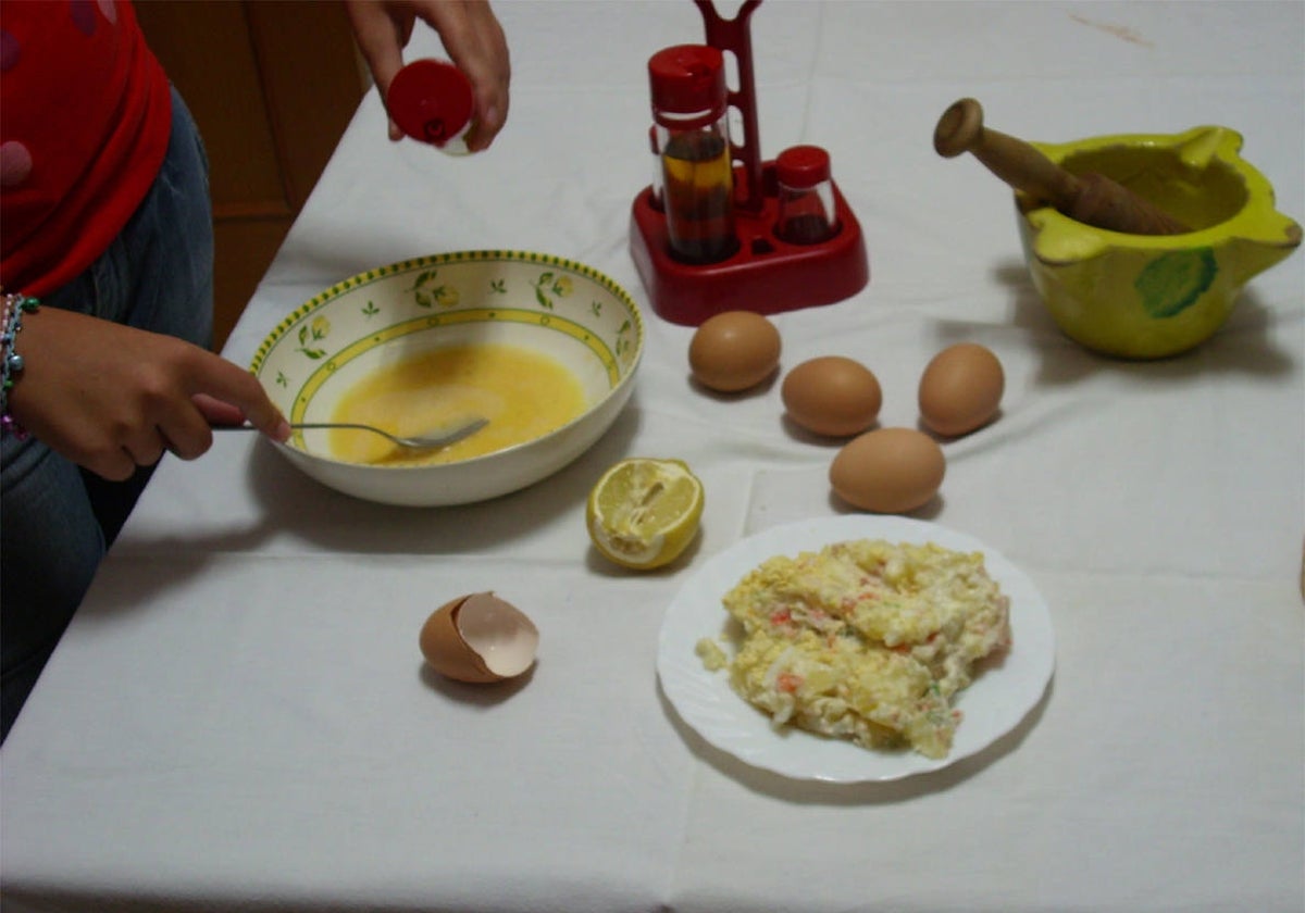 Una mujer prepara una mayonesa en casa.