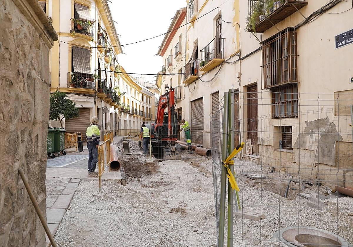 Renovación de aceras en la calle Santiago, en el centro de Lorca, ayer; las obras forman parte del proyecto de la zona de bajas emisiones.