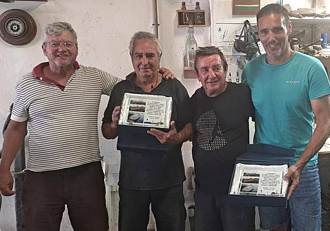 Los hermanos Pedro (i) y Enrique García-Faria (2d) posan con Pepe (2i) y Rafa (d), tras entregarles las placas de homenaje por su gran trabajo.
