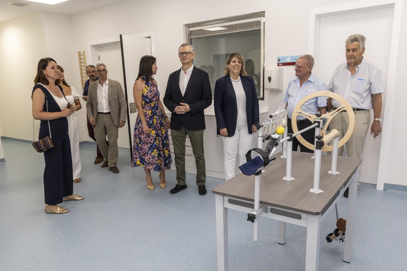 El consejero de Salud, Juan José Pedreño, y la alcaldesa de Cartagena, Noelia Arroyo, visitan una de las consultas del nuevo edificio sanitario.