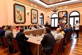 Un instante de la reunión celebrada este martes.