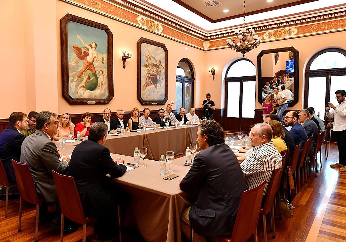 Un instante de la reunión celebrada este martes.