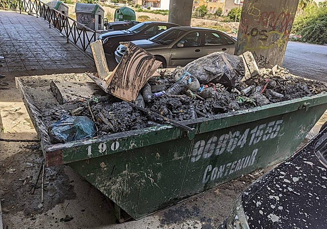 Contenedor lleno tras la limpieza en la acequia de Barreras.