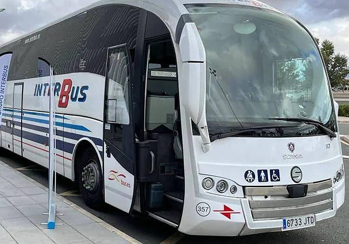 Servicio de autobuses entre el aeropuerto regional y las ciudades de Murcia y Cartagena.