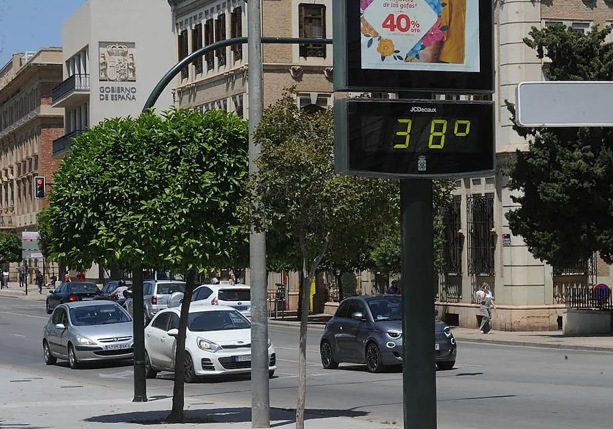 Imagen de archivo de un termómetro marcando 38 grados en Murcia.