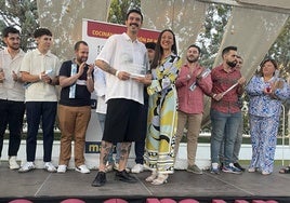 El ganador, recibiendo el premio de manos de la consejera Carmen Conesa