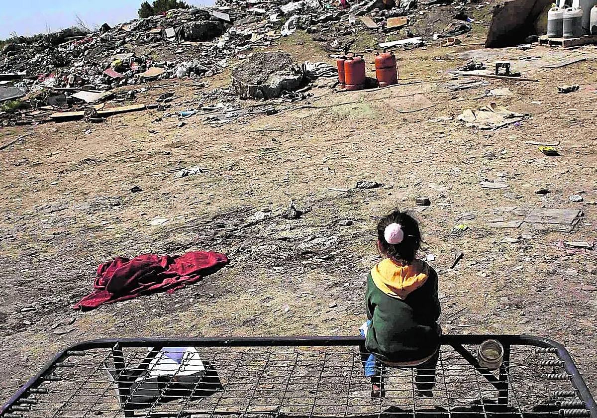 Una niña en condiciones de pobreza.