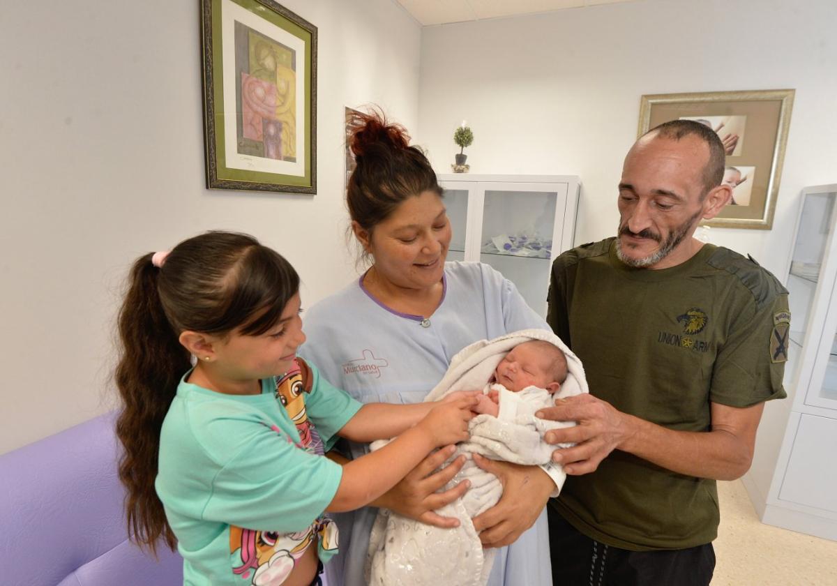 Carmen Contreras y Juan Enrique Campillo, con Juanita y la pequeña Candela, ayer, en LaArrixaca.