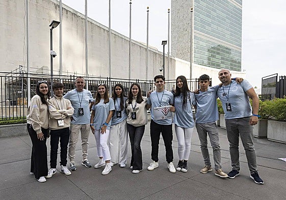 Los ocho alumnos de la Región seleccionados, junto a sus profesores.