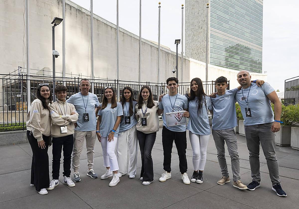 Los ocho alumnos de la Región seleccionados, junto a sus profesores.