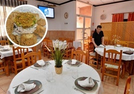 Preparación de una de las mesas en el restaurante.