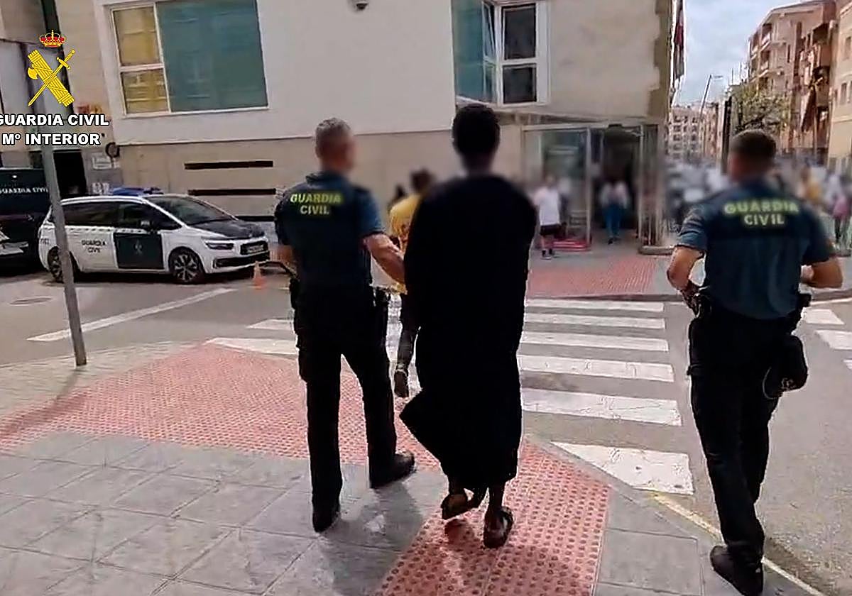 Los agentes de la Benemérita con uno de los investigados.