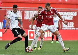 Carrillo pelea por un balón con un jugador del Mérida, rival que se cruzarán Real Murcia y Yeclano la próximo temporada en 1ªRFEF.
