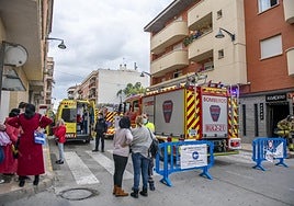 Bomberos, policías y sanitarios, movilizados ante un incendio en el casco urbano de Santomera, en 2021.