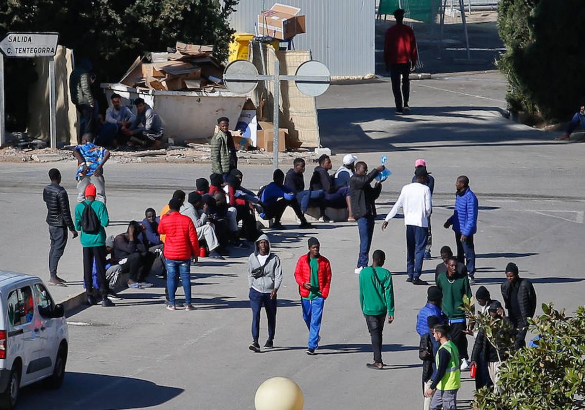 Inmigrantes en el campamento ubicado en las instalaciones del antiguo Hospital Naval.