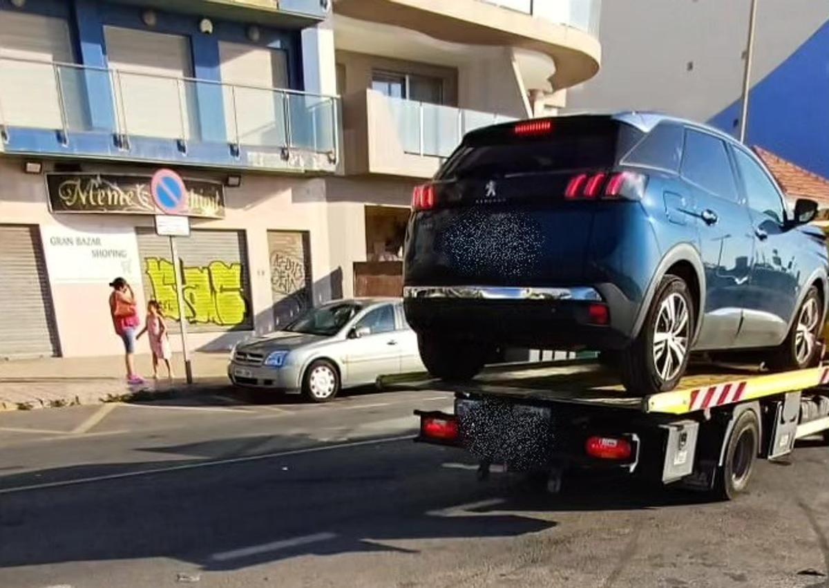 Imagen secundaria 1 - Da positivo en drogas tras estrellar su coche contra otros cinco aparcados en la playa de Los Locos en Torrevieja