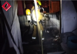 Los Bomberos intervienen en la vivienda en la que se originó el fuego.