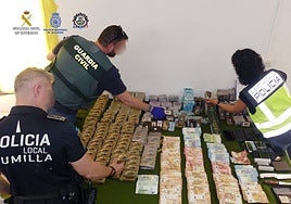 Hachís, dinero en efectivo y otros efectos incautados.