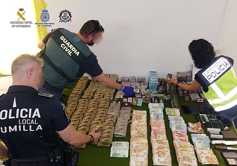 Hachís, dinero en efectivo y otros efectos incautados.