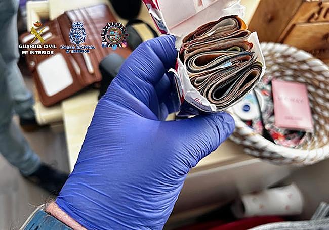 Dinero guardado en el interior de un paquete de tabaco.