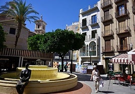 El edificio recuperado de la plaza de las Flores, de fachada blanca con mirador.