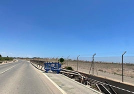 Estado del carril bici junto a la RM-F34, pendiente aún de las obras de reparación.