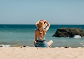 Una turista contempla el mar en una de las playas de Altea.