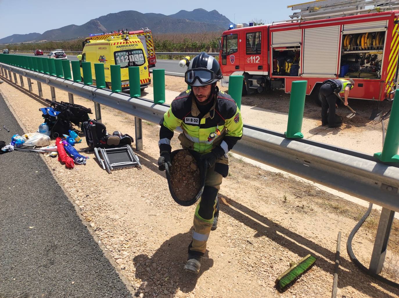Uno de los bomberos, durante el rescate.