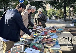 Andrés Trapiello, Juan Manuel Bonet y Pepe Pérez-Muelas ejercen en el Rastro de ojeadores bibliográficos.