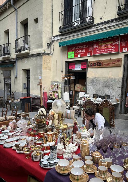 Imagen - Mesas con baratijas, porcelanas, copas y candelabros aguardando a que alguien ponga sus ojos en ellas.