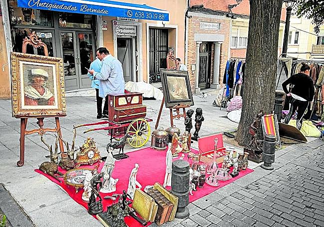 Un puesto con una escogida selección de material listo para la venta delante de la tienda Antigüedades Bermúdez.