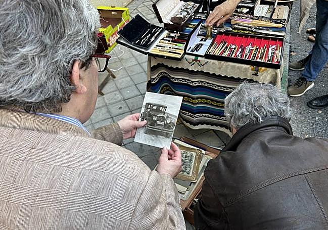 Andrés Trapiello y Juan Manuel Bonet, en el Rastro.