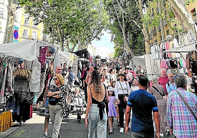 Columnas de viandantes entre las mercancías, que, según Pepe Pérez-Muelas, se disponen «como mapas recién abiertos».