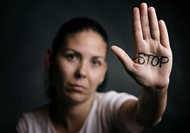 Una mujer reclama el fin de los ataques sexuales.