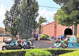 Puerta de la iglesia de Estrecho de San Ginés, durante la celebración ayer del funeral del matrimonio formado por Pedro y María Luisa.